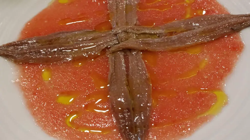 Anchoas en salmuera sobre una base de tomate triturado de Casa Martín