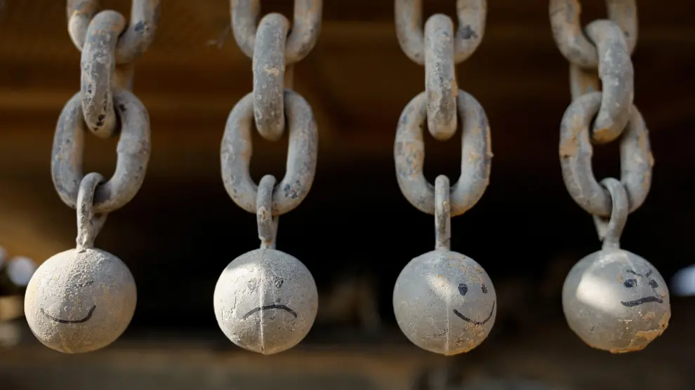 Emoticonos dibujados en unas cadenas en un tanque en Gaza.