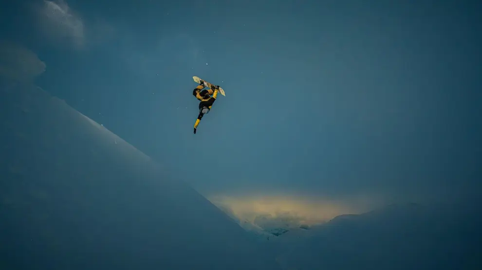Fotografía del salto de Alejandro Arellano en Astún, premiada por los Red Bull Illume.