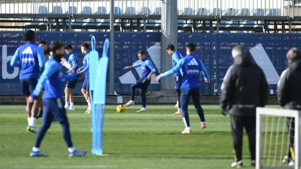 Los jugadores del Real Zaragoza, al inicio del entrenamiento de este martes en la Ciudad Deportiva, sin Sergi Enrich.