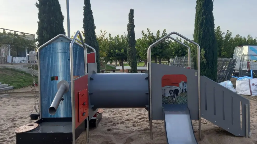Los juegos infantiles de la plaza de Fluvi, en el Parque del Agua
