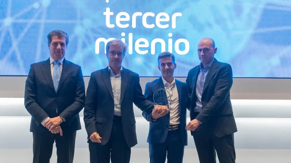 José Vicente Hernández, Fabien Bouyssou y Héctor Larena, representantes de CAF, con el premio Fersa a la Innovación Industrial junto a Carlos Oehling, consejero delegado de Fersa.
