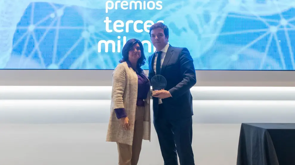 Alberto Schuhmacher recogió el premio especial Puente entre Ciencia y Sociedad, en nombre de Carlos López Otín, de manos de Paloma de Yarza, presidenta de HERALDO.
