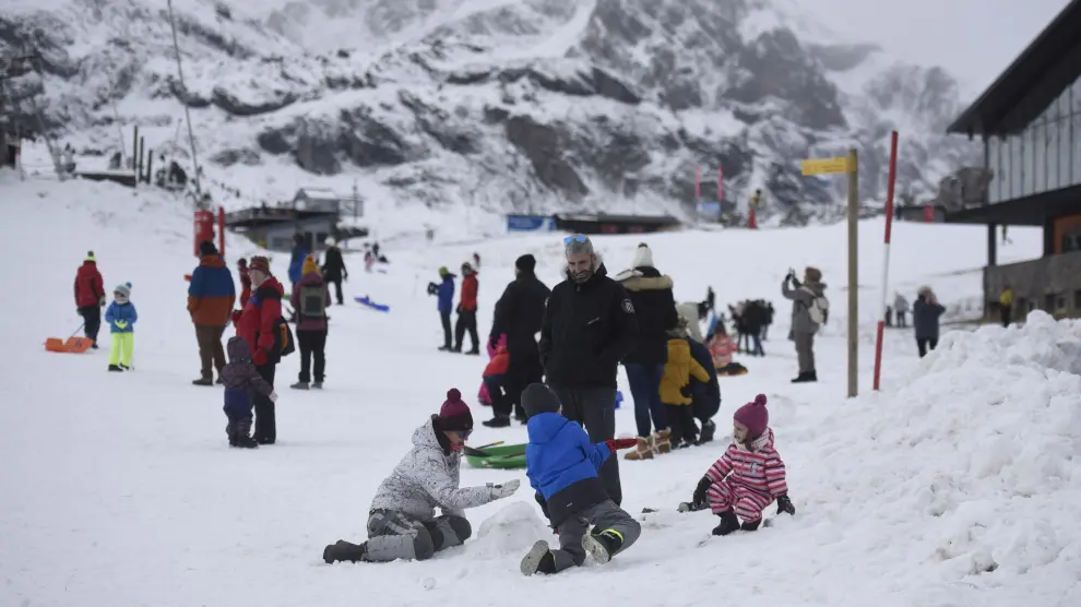 Turistas divirtiéndose en la estación de esquí de Cadanchú.