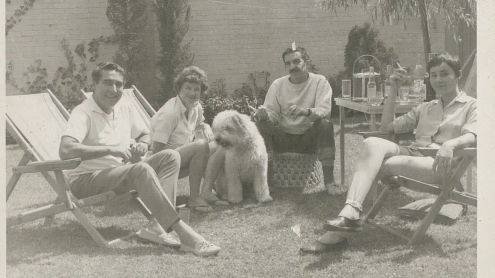 Una foto de principios de lso 60: Luis Alcoriza, Janet, Gabriel García Márquez y su mujer Mercedes Barcha.