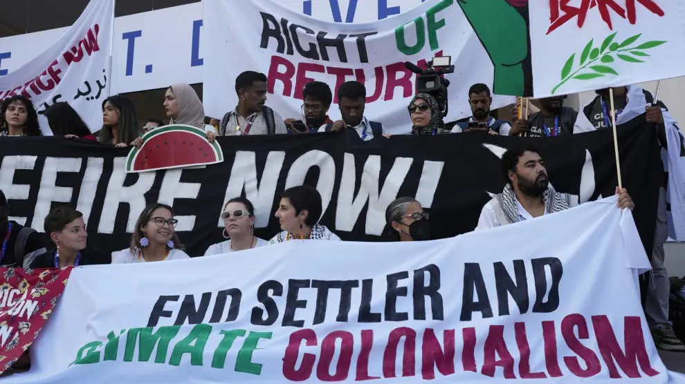 Activistas se manifiestan por la justicia climática en la Cumbre del Clima de la ONU COP28