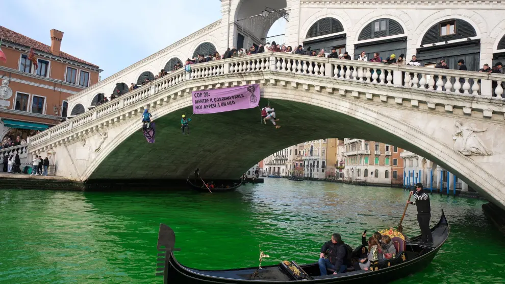 El Gran Canal de Venecia teñido de verde