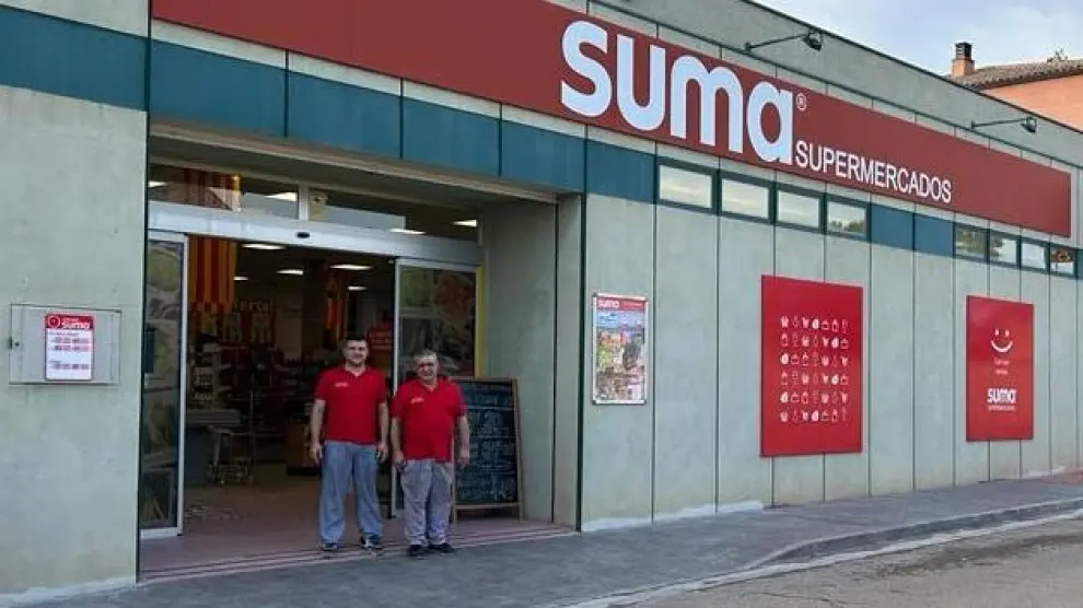 David y su padre, Víctor, en el actual supermercado familiar, de la cadena SUMA, en Pedrola