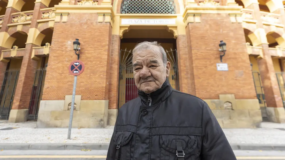 Pedro Gómez, delante de la puerta grande de la plaza de la Misericordia,
