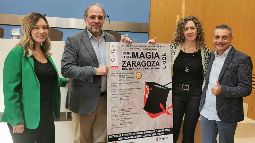 El consejero de Participación y Régimen Interior del Ayuntamiento de Zaragoza, Alfonso Mendoza, acompañado por Javi El Mago, ha presentado hoy el evento
