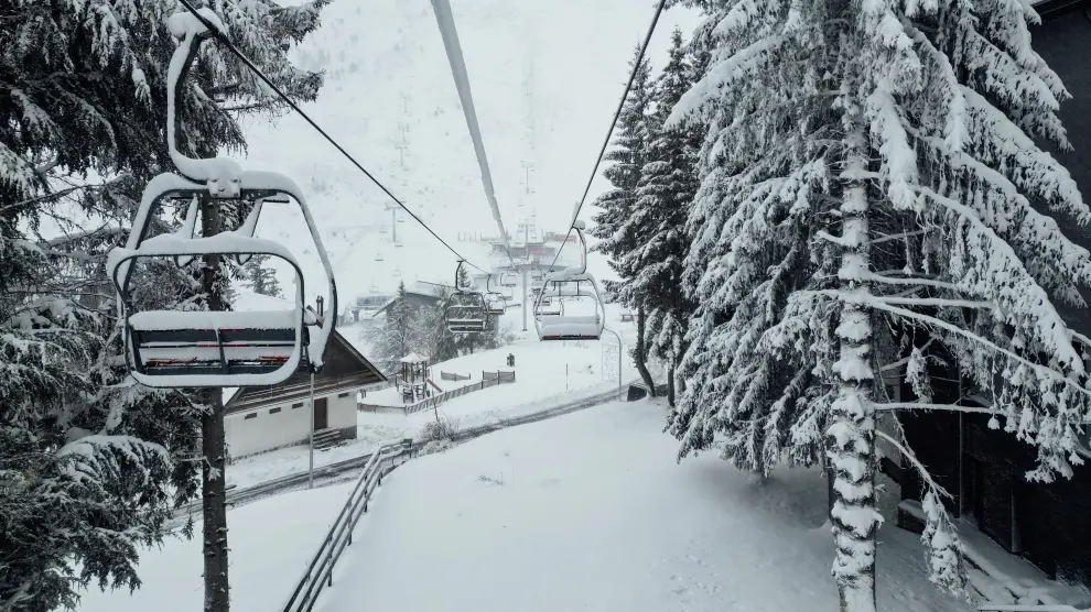 Así ha amanecido este jueves la estación de esquí de Candanchú, en el Pirineo oscense.