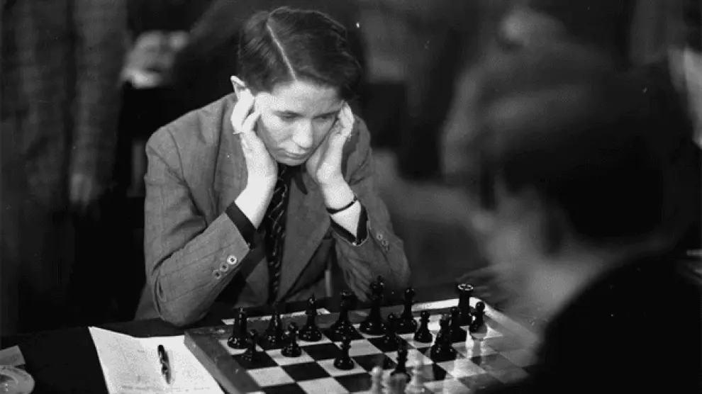 Sonja Graf, concentrada, disputando una partida en los años 30 del siglo pasado.