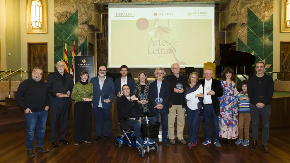 Los artistas reconocidos en las once categorías de los Premios Artes & Letras, al concluir el acto de entrega de los galardones.