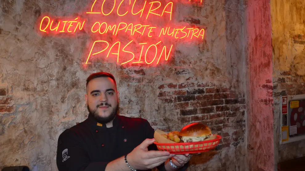 Adrián García, en el nuevo local de Burger Fire de Zaragoza.