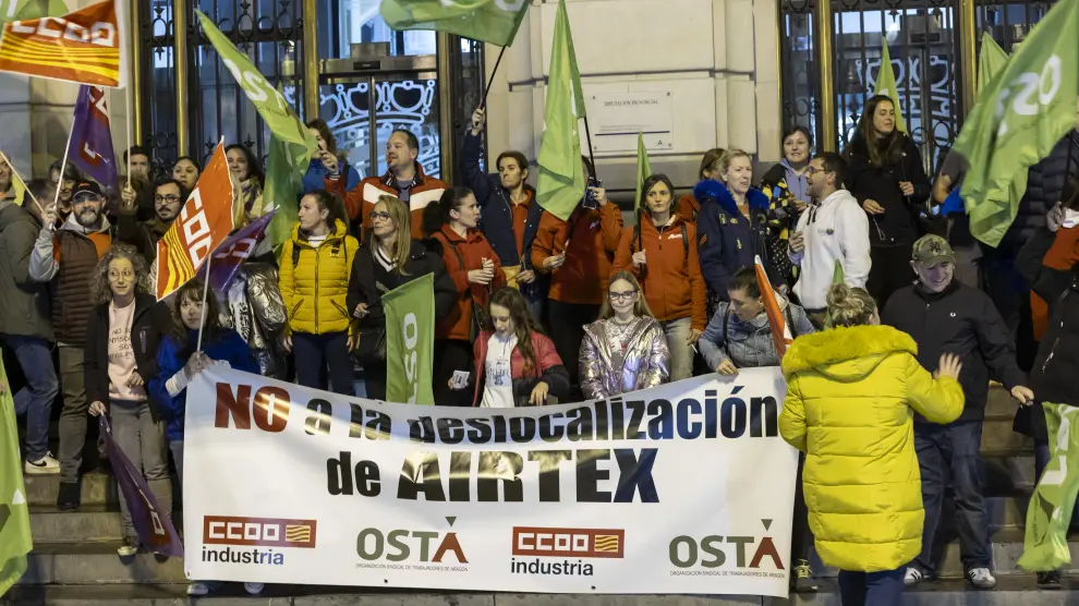 Protesta de los trabajadores de Airtex contra la deslocalización de la producción a Rumanía, el pasado lunes.