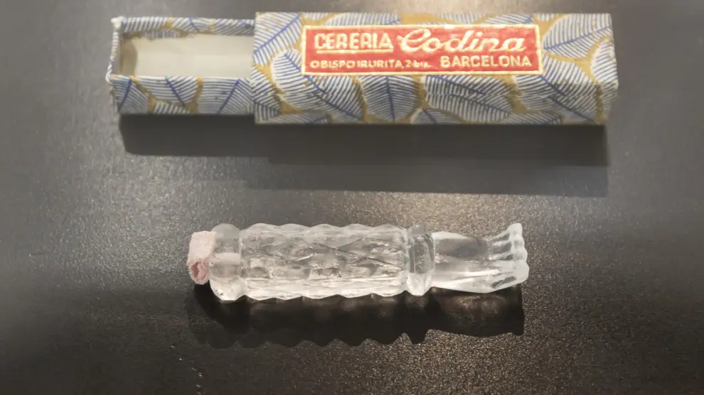 Bracito de sal transparente de Cardona, un regalo de bautizo inventado en los años veinte del siglo pasado con la idea de que sirviera de amuleto al recién nacido (década de 1950).