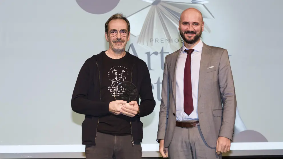 El premio de Artes Plásticas fue entregado a Luis Grañena por Íñigo Martínez, director de Comunicación de Caja Rural de Aragón.