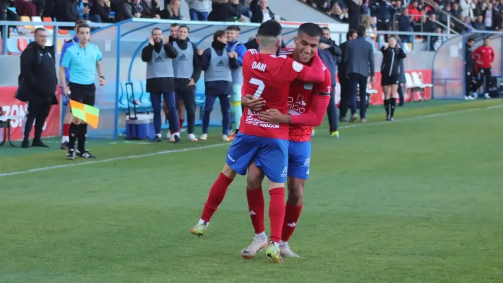 Pichín y Mounir celebrando el 1-0 a favor del Tarazona.