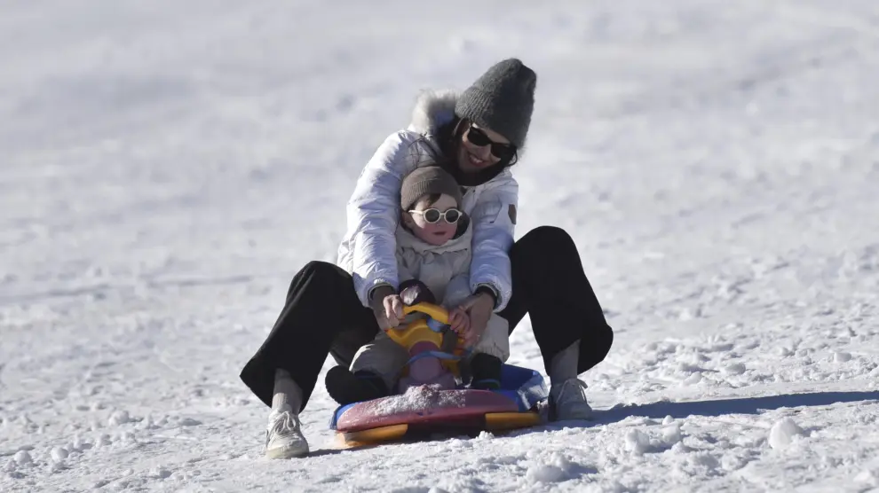 Las estaciones aragonesas han abierto este sábado con 57 kilómetros esquiables.