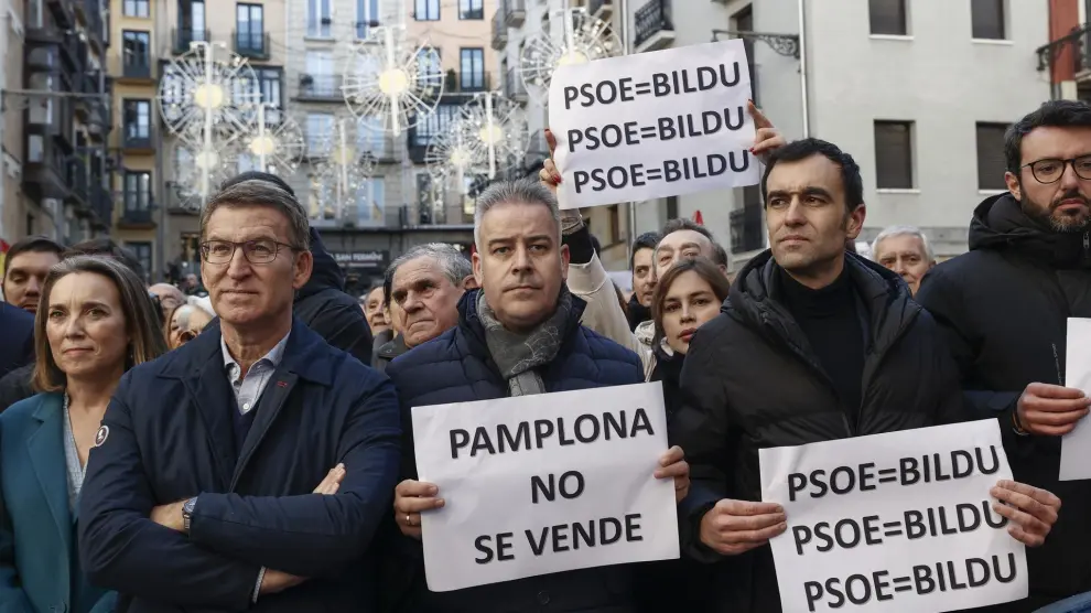 El líder del Partido Popular, Alberto Núñez Feijóo, y la secretaria general del partido, Cuca Gamarra, asisten a la concentración 'Pamplona no se vende', este domingo en Pamplona.