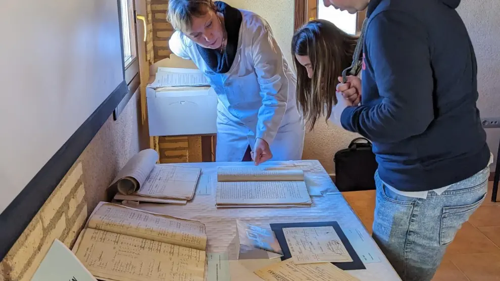 Alumnos consultando los documentos del archivo municipal de Tierz.