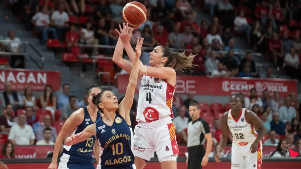 Mariona Ortiz ataca el aro del Fenerbahce, en el partido de la primera vuelta.