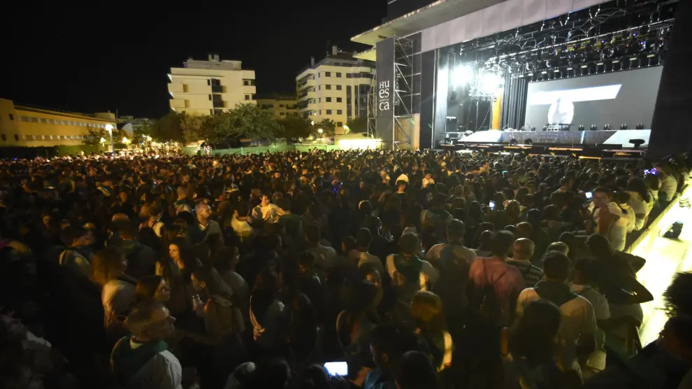 Más de 3.000 personas habían llenado la explanada del Palacio de Congresos para disfrutar del concierto de Lola Índigo en las Fiestas de San Lorenzo de Huesca.