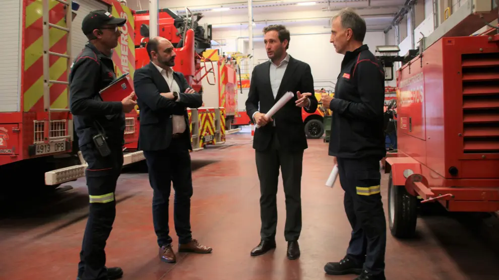 Visita al parque de bomberos de Barbastro del presidente de la Diputación de Huesca, Isaac Claver, segundo por la derecha.