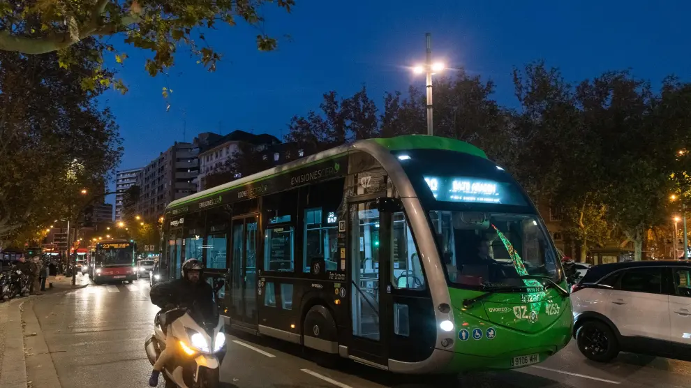 Un autobús eléctrico ie tram de Irizar en el paseo de Pamplona de Zaragoza.