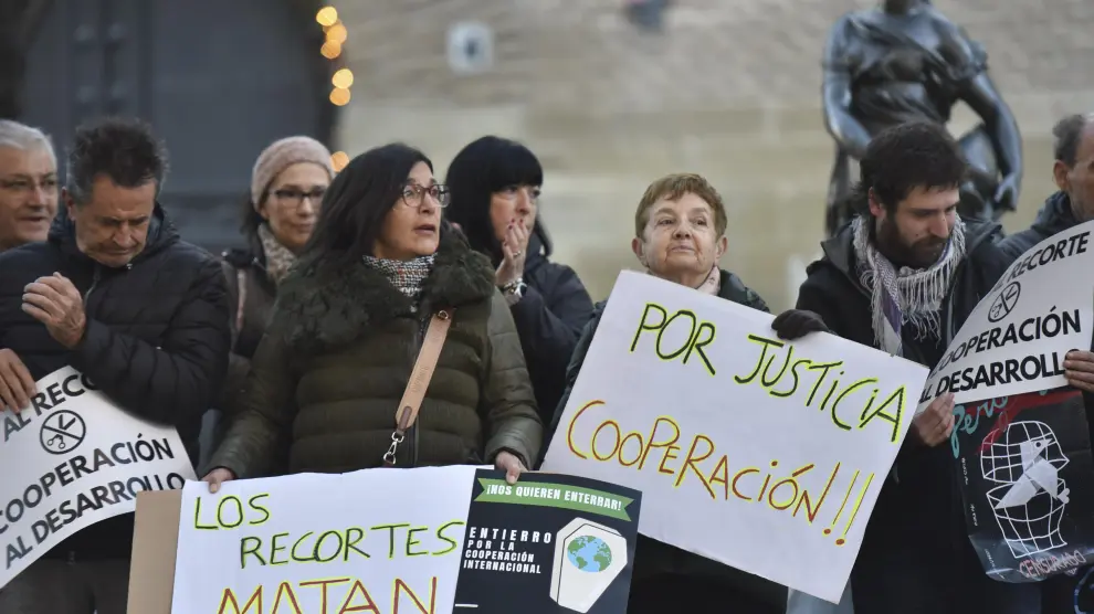 Protesta de las organizaciones solidarias de Huesca este viernes ante el Ayuntamiento.