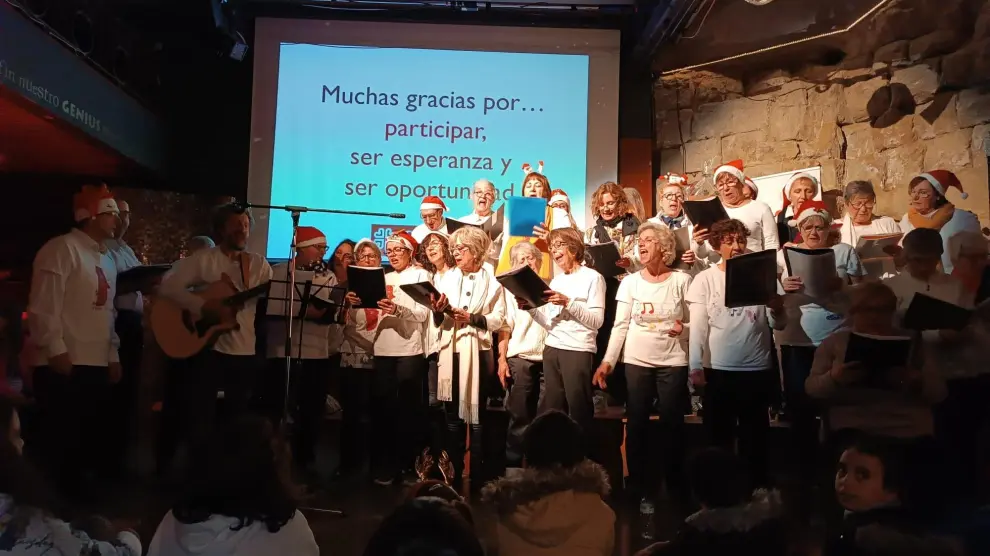 Una de las actuaciones de la fiesta solidaria de Navidad de Cáritas Huesca en Bendita Ruina.