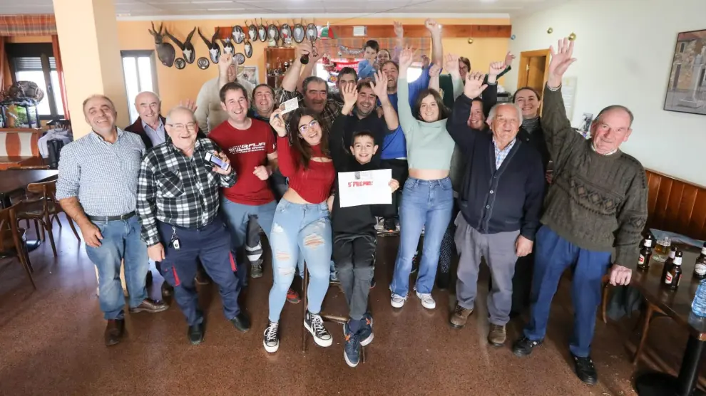 Vecinos de Argente, en Teruel, celebran la lluvia de millones que les ha dejado el quinto premio