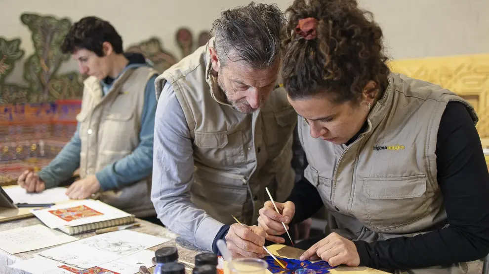 Paco Luis Martos, trabajando con las restauradoras Florencia Olivera y Ana Bedmar en el taller del maestro ubetense.