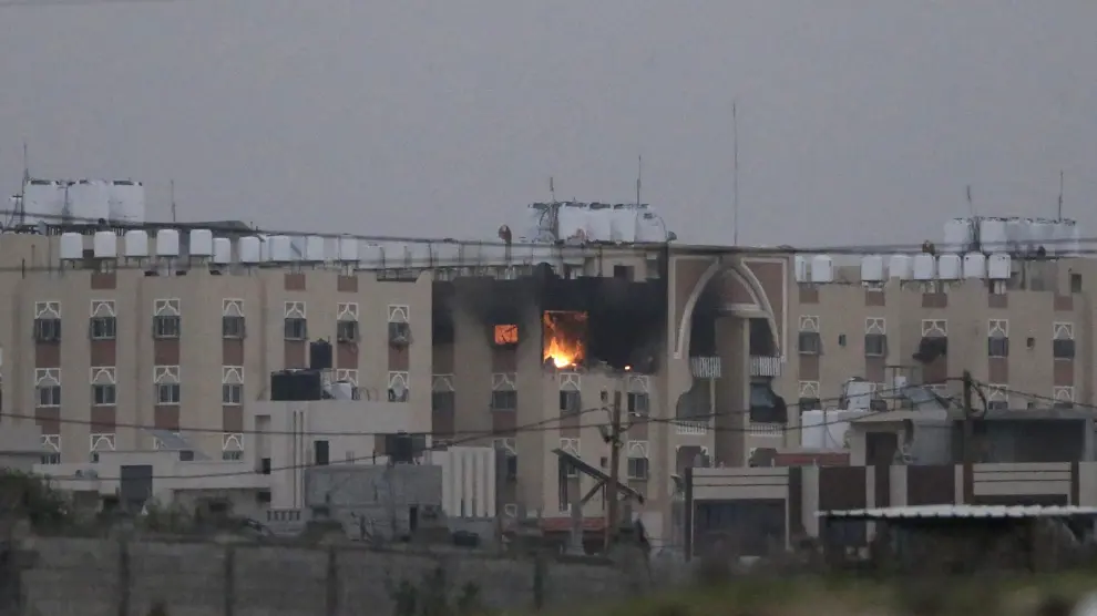 Una torre de un edificio en la ciudad de Hamd, en llamas tras los ataques aéreos israelíes en la Franja de Gaza este sábado.