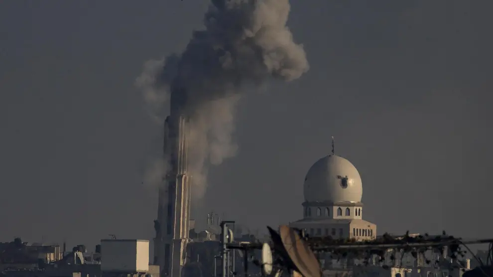-FOTODELDIA- Khan Yunis (-), 25/12/2023.- Una columna de humo se eleva en Khan Yunis, sur de la Franja de Gaza, tras los ataques aéreos israelíes, el 25 de diciembre de 2023. EFE/HAITHAM IMAD