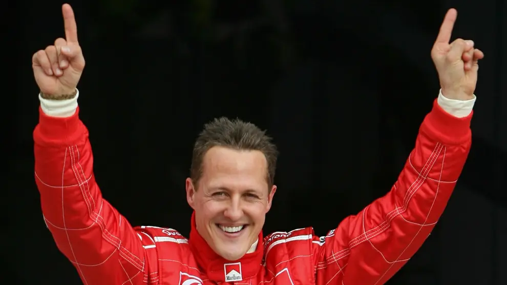 Michael Schumacher celebra un triunfo en una competición poco antes de su accidente.