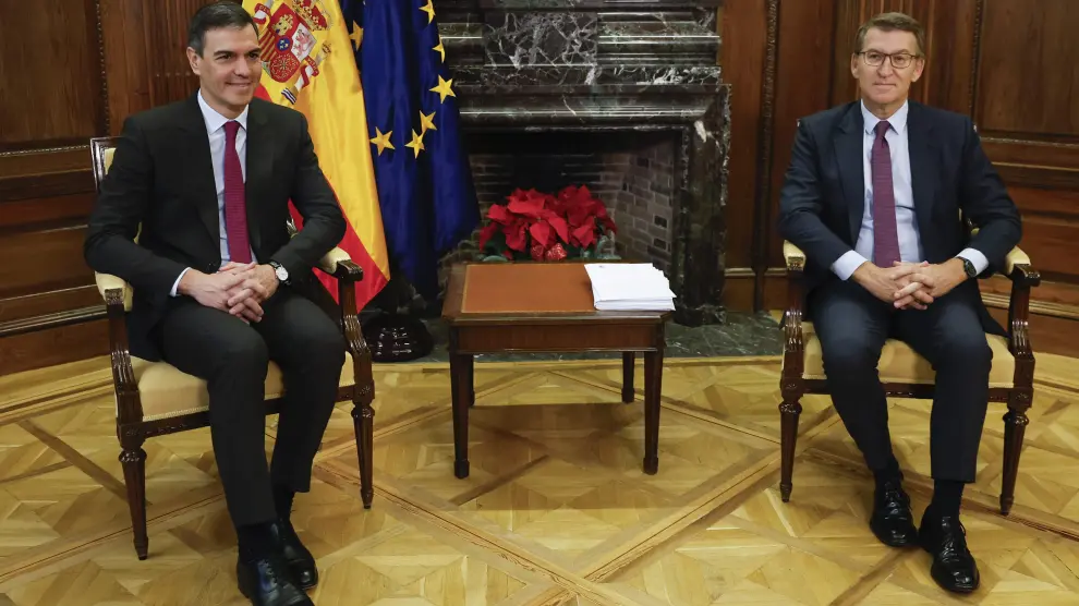 Un momento de la reunión de Pedro Sánchez con Alberto Núñez Feijóo en el Congreso.