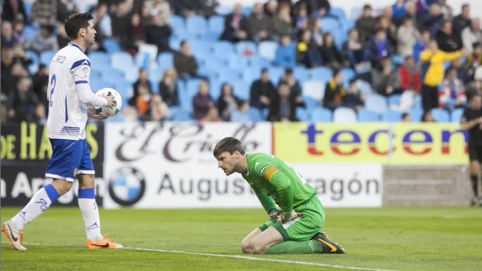 César Arzo, a la izda., tras encajar un gol Leo Franco en La Romareda ante el RM Castilla en la liga 13-14.