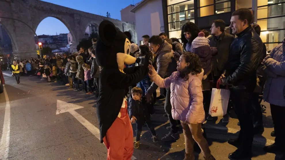 Mickey Mouse saludando la noche de Reyes a los niños de Teruel.