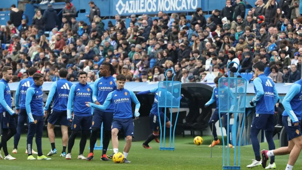 Los jugadores del Real Zaragoza, en el ensayo de este jueves en La Romareda.