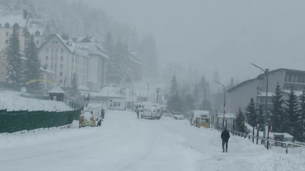 Imagen de esta mañana en la urbanización de la estación de esquí de Candanchú.