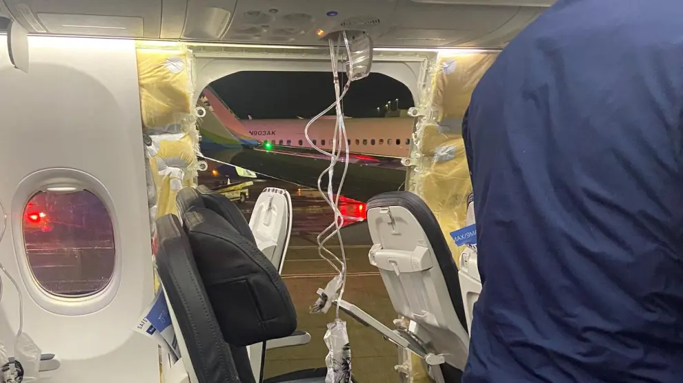 Según imágenes proporcionadas por algunos pasajeros y difundidas por la red social X, un panel de fuselaje, incluida la ventana, se desprendió poco después del despegue de un avión en Portland, Oregon