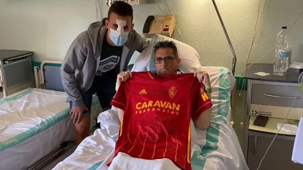 Carlos Nieto, con Gerardo, en el hospita.