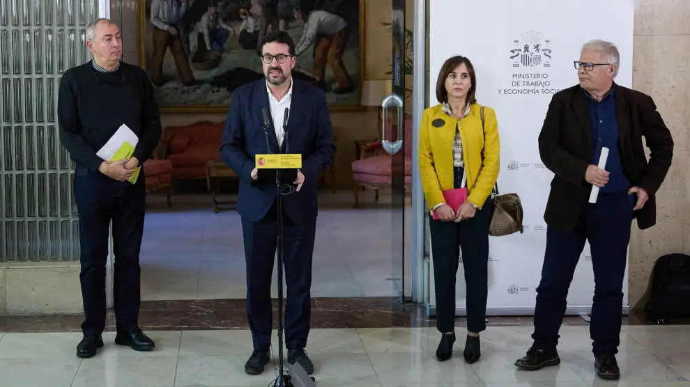 El secretario de Estado de Trabajo, Joaquín Pérez Rey (2i), ofrece una rueda de prensa tras una reunión del Ministerio de Trabajo con CCOO, UGT, CEOE y Cepyme, en la sede del Ministerio, a 8 de enero de 2024, en Madrid (España).