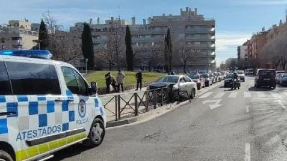El coche se ha empotrado contra una valla en la calle Doña Sancha de Huesca.