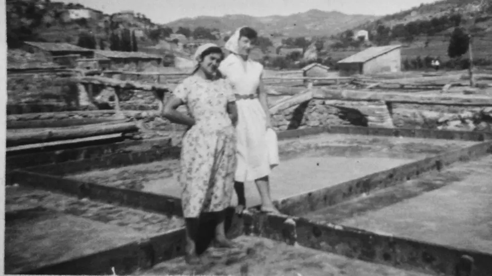 Dos mujeres en las salinas de Naval, en una foto de archivo.