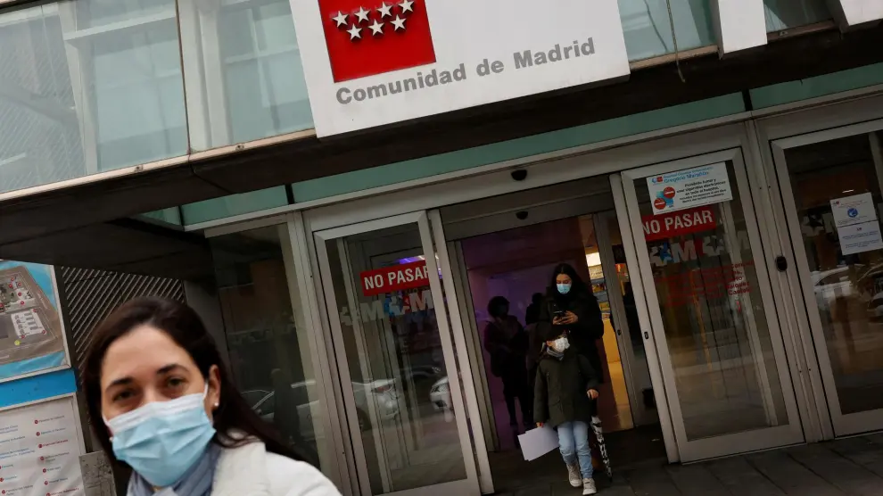 Personas con mascarillas protectoras salen del Hospital de Maternidad ODonnell en Madrid