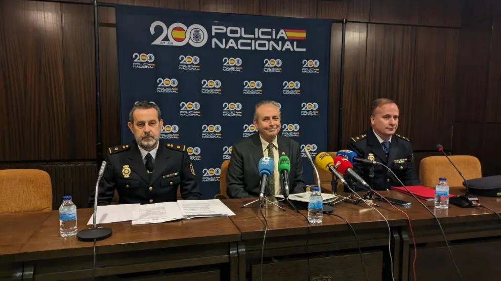 De izquierda a derecha, Javier Calvo, inspector jefe de la comisaría provincial, Carlos Campo, subdelegado del Gobierno en Huesca, y Jesús Ruiz, jefe de la comisaría local de Jaca.