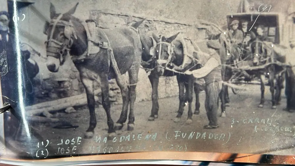 Una imagen de 1880 de una diligencia tirada por burros con el que comenzó el servicio de viajeros.