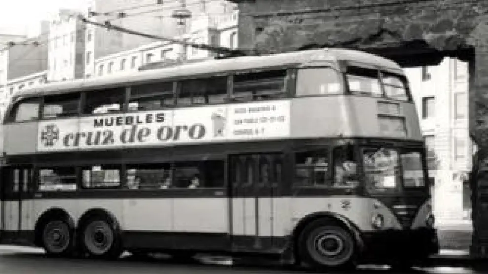 Un autobús de dos pisos pasa junto a la Puerta del Carmen, en una imagen de archivo.